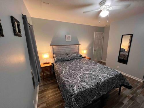 una camera da letto con un letto e un ventilatore a soffitto di Quality 4 Four. Pet Yes a Beaufort