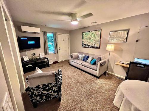 Et opholdsområde på Stay Play On Golf Course. Pet Yes