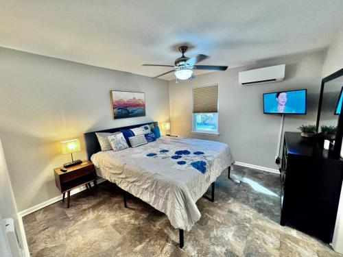 En eller flere senge i et værelse på Stay Play On Golf Course. Pet Yes