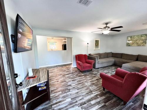 Et tv og/eller underholdning på Comfortable Open Space. Pet Yes