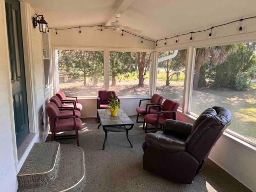 a screened in porch with chairs and a table at 10 Minutes to the Beach. Pet Yes in Harbor Island