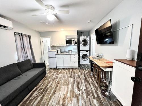 un soggiorno con un divano, un tavolo e una cucina di Quality 4 Four. Pet Yes a Beaufort