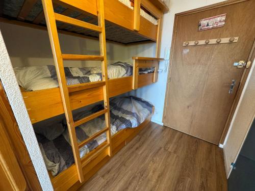 a bunk bed room with two bunk beds and a door at Le Serre d Aigle in Saint-Chaffrey