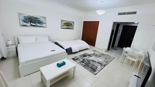 Кровать или кровати в номере France cluster International city - Spacious Bright Furnished Studio apartment
