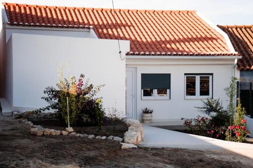 a white house with a red roof at Casa das Pôpas in A dos Cunhados
