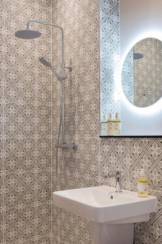 Bilik mandi di Cusgarne Manor self-catering - adults only