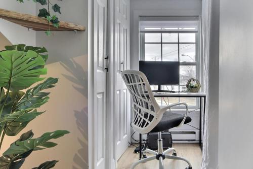 an office with a desk with a computer on it at Lovely Calm Boho Spa & Sauna in Quebec City