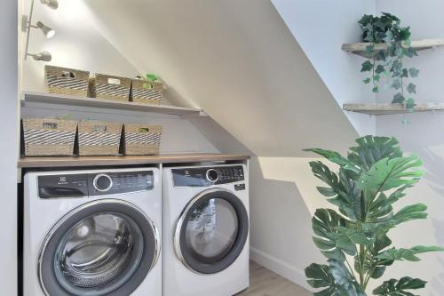 a washer and dryer in a laundry room at Lovely Calm Boho Spa & Sauna in Quebec City