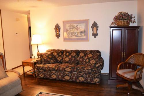 un soggiorno con un divano e una sedia di 23 Tomisa Lane a Hot Springs Village