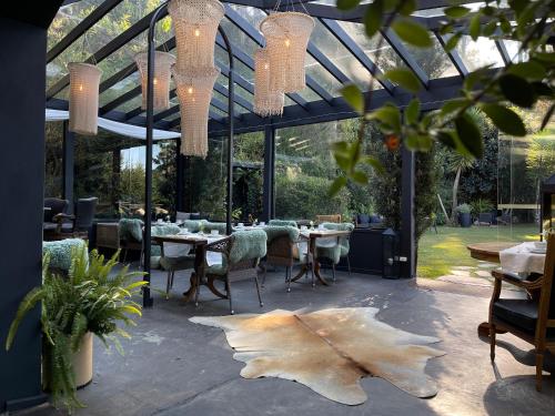 a restaurant with a large leaf laying on the patio at Alma Hotel in Campos do Jordão