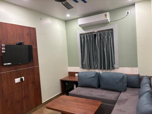 Una televisión o centro de entretenimiento en Hotel Omkareshwar Inn