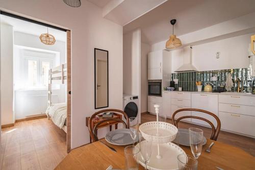 une cuisine et une salle à manger avec une table et des chaises dans l'établissement Balthazar Fauvette, bel appart hyper centre Epernay, à Épernay