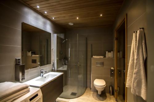 Bilik mandi di Vuokatti Booking Suites