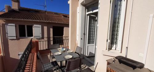 Cet appartement dispose d'un balcon avec une table. dans l'établissement Studio de la Villa - Welkeys, à Bandol
