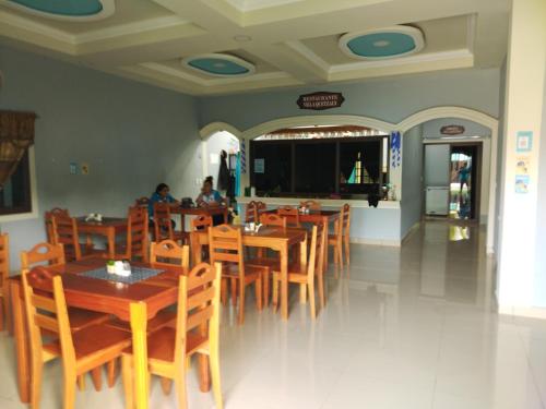a dining room with wooden tables and chairs at Hotel y Restaurante Villa Quetzaly in Yalpemech