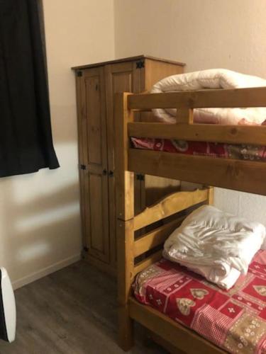 - une chambre avec 2 lits superposés et une armoire en bois dans l'établissement L'appartement Emma d'Avoriaz, à Avoriaz