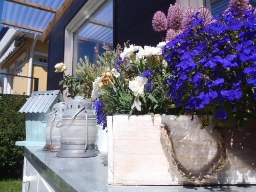 a bouquet of flowers in a wooden box at Oddevej 20 Skagen in Skagen