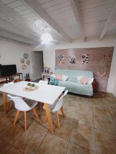 un soggiorno con un tavolo e un divano di Cabañas Seru a El Bolsón