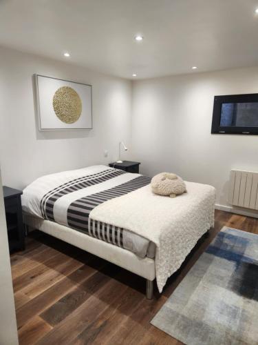 une chambre avec un lit avec une couverture noire et blanche dans l'établissement Agréable appartement rénové situé dans les hauteurs de Brides, à Brides-les-Bains