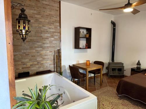 Khu vực ghế ngồi tại Romántico estudio rodeado de naturaleza con jacuzzi gigante