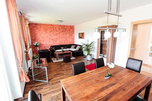 uma sala de estar com uma mesa de madeira e um sofá em Komfortappartements Schönblick em Sankt Kanzian