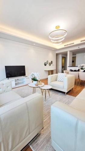 Luxury 2BR Midtown Apartment