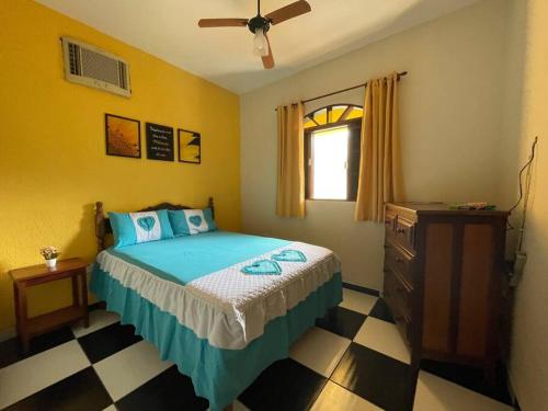 ein Schlafzimmer mit einem Bett, einer Kommode und einem Fenster in der Unterkunft Casa Pouso Aconchego Para Ti - pertinho de Trindade com conforto e churrasqueira in Paraty