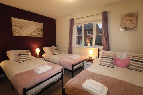 Postel nebo postele na pokoji v ubytování Southdown House Doe Lea by Smart Corporate Stays