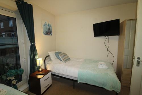 Postel nebo postele na pokoji v ubytování Southdown House Doe Lea by Smart Corporate Stays