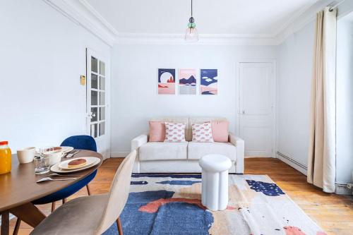 Blue and pink flat next Montparnasse - II