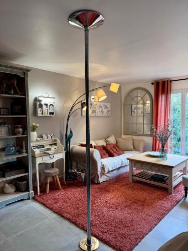 un salon avec un canapé et une table dans l'établissement Le clos de l’artichaut, à Eyguières