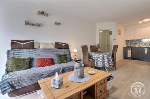 un salon avec un lit et une table dans l'établissement Le sens de breizh, à Sens-de-Bretagne