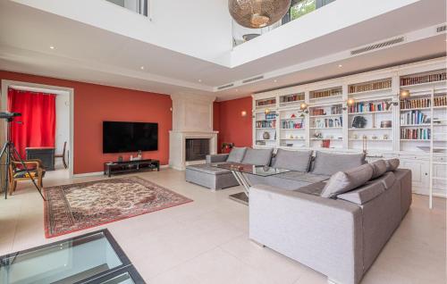 TV a/nebo společenská místnost v ubytování Nice Home In Les Adrets-De-L'estérel