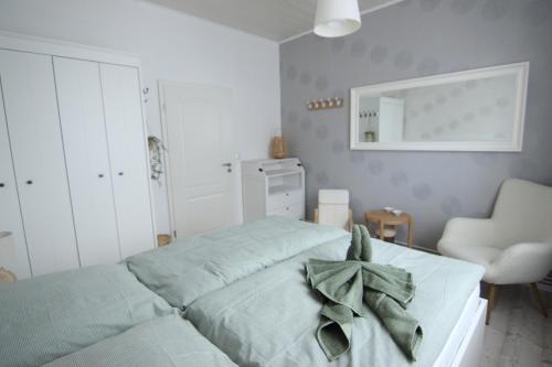 Un pat sau paturi într-o cameră la Ferienwohnung Erni-Harz