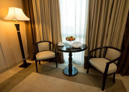Ruang duduk di Century Park Hotel
