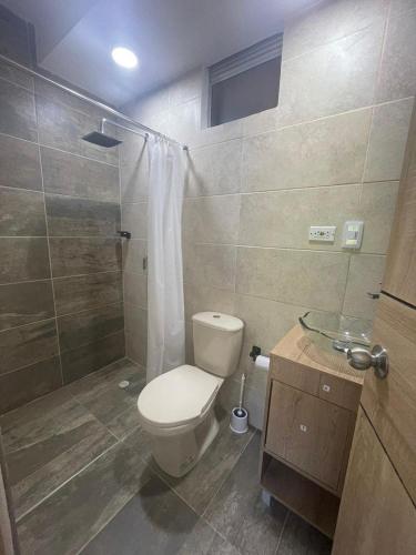 a bathroom with a toilet and a shower at Condominio Bahía Solero Girardot in Ricaurte