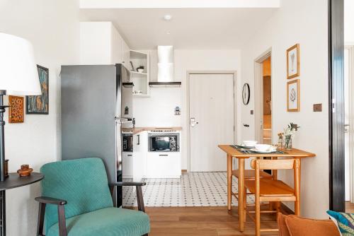 Una cocina y un comedor con una mesa y un refrigerador. en Title Halo Time for Jungle 40m2 King Bed Pool, en Nai Yang Beach