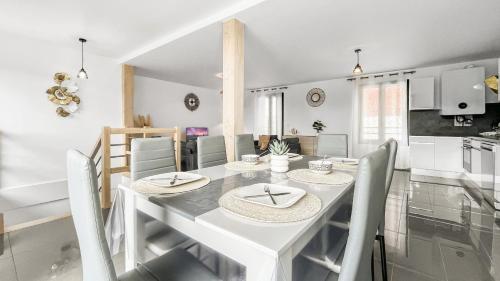 une salle à manger avec une table et des chaises blanches dans l'établissement Homey Luxury - Proche du centre-ville, des transports, de Genève, à Annemasse