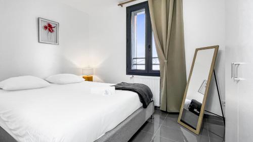 une chambre avec deux lits, un miroir et une fenêtre dans l'établissement Homey Luxury - Proche du centre-ville, des transports, de Genève, à Annemasse