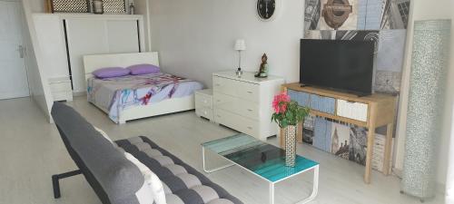 Televisyen dan/atau pusat hiburan di Cozy loft with Stunning Sea View