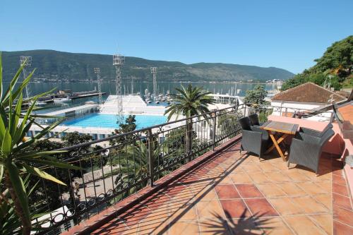 Uitzicht op het zwembad bij Apartments Porto Škver of in de buurt