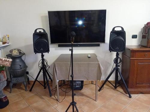 Casa Fontana CervoにあるVilla Saraのテレビの前に三脚に取り付けられた3つのスピーカーのセット