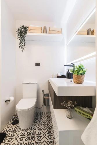 a bathroom with a toilet and a sink at Bakea Home Gran Canaria in Ingenio