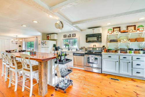 Dapur atau dapur kecil di Gloversville Getaway with Grill 5 Mi to Water!
