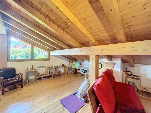 Großes Zimmer mit einer Holzbalkendecke. in der Unterkunft Chalet individuel avec garage, terrasse, buanderie et cuisine équipée - FR-1-560-149 in Sallanches