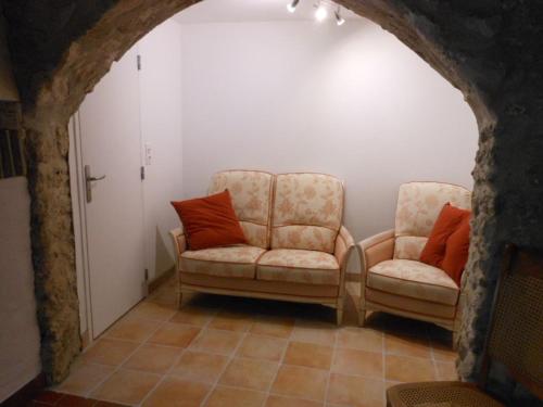 two chairs with orange pillows sitting in a room at Gîte familial près de Chartres avec jardin privatif et wifi - FR-1-581-141 in Saint-Symphorien