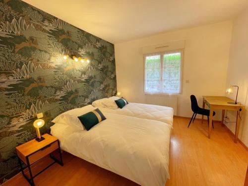 a bedroom with a bed and a table and a desk at Gîte familial spacieux près de Villandry, avec jardin, pétanque et WIFI - FR-1-381-595 in Lignières-de-Touraine