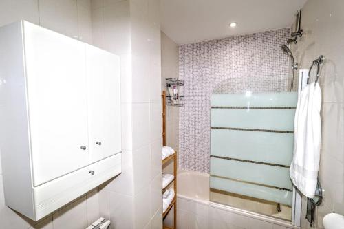 a bathroom with a shower and a sink at Rincón de Sierra Nevada in Cenes de la Vega
