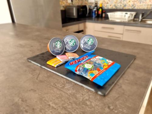 - un comptoir avec des collations sur un plateau sur un comptoir de cuisine dans l'établissement Appartement T2 calme et cosy proche Orly, à La Ville-du-Bois