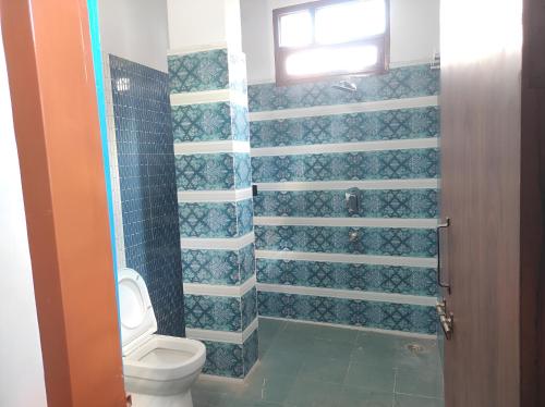 Ένα μπάνιο στο Doon Niwas Homestay Two- Bedroom 1st Floor- Mountain view, near main Picnic Spots, comfortable peaceful central Family-friendly